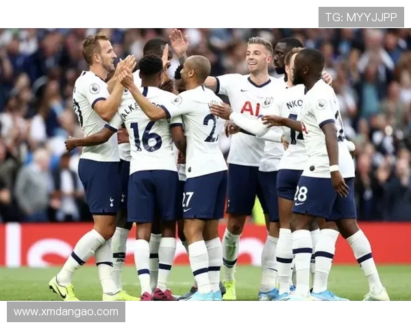 英超一支完整足球队通常包含多少名球员？