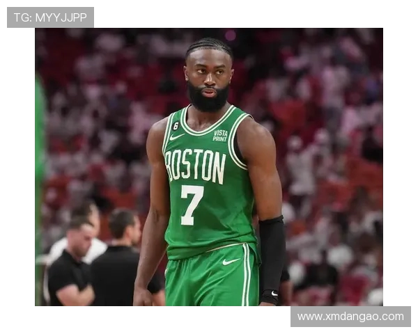 杰伦布朗表现平平21投仅中7球收获23分11篮板3盖帽三分球命中率低迷